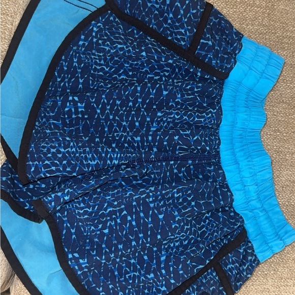 Older lululemon printed shorts still in great condition size 4! Length 4inch! - Picture 1 of 2